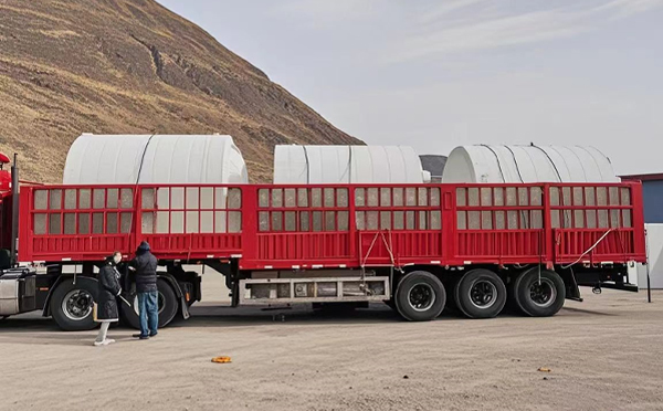 金塔塑料桶装车完毕准备运输中