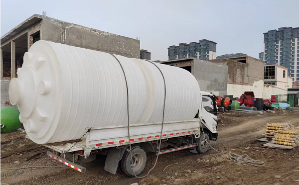PE金塔塑料大桶运输中