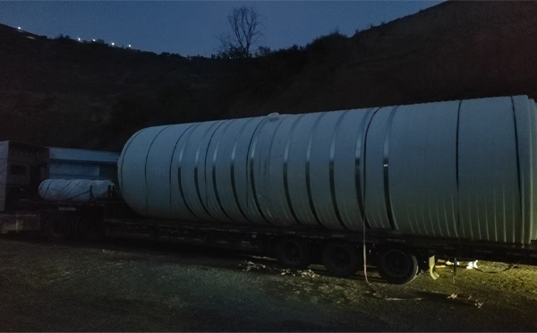 金塔圆桶运输途中