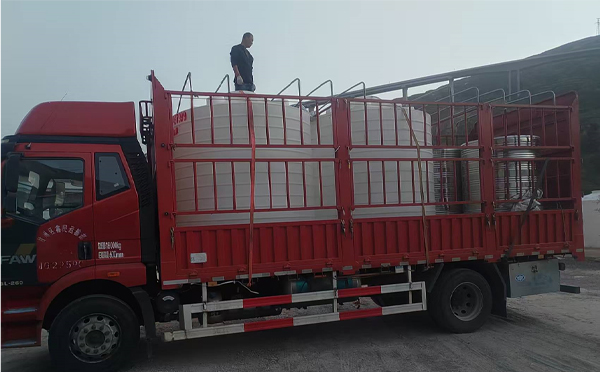 金塔立式运输桶安排发货现场